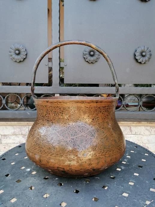 Kotao od bakra s bogatim dekorom