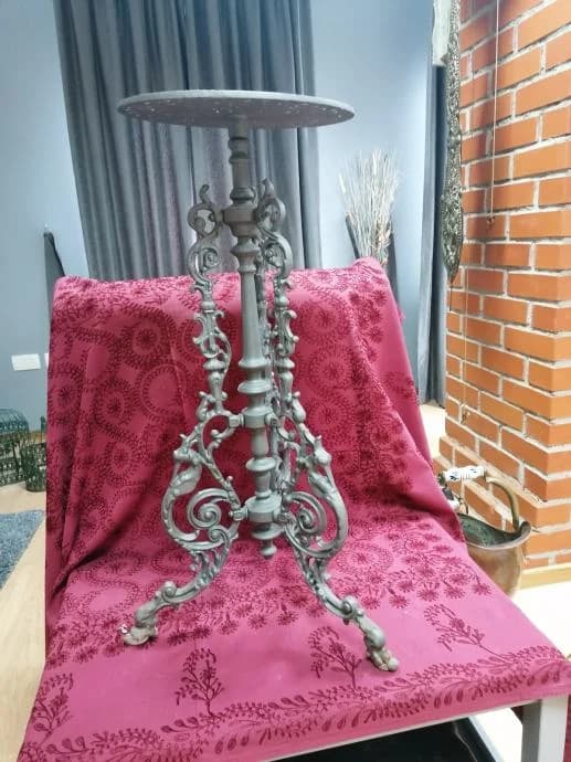 Neobarokni pijadestal od željeza