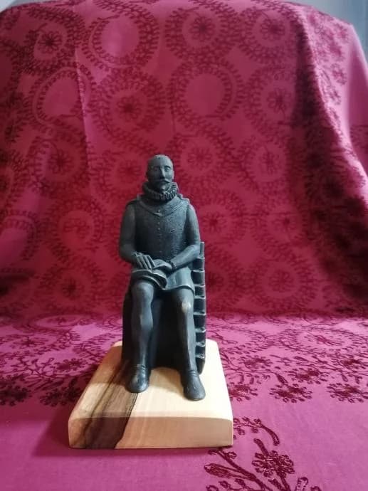 Skulptura renesansnog čovjeka od metala 2