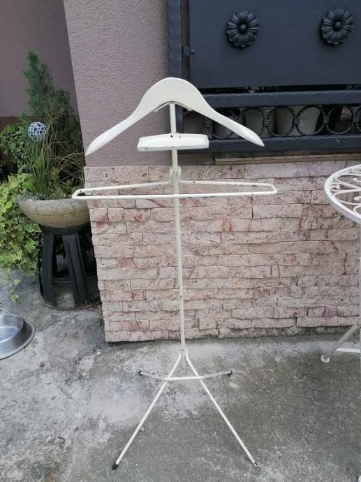 Stalak od drva i metala
