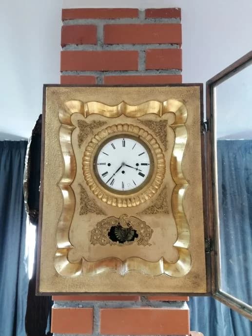 Zidni sat od mesinga i drva